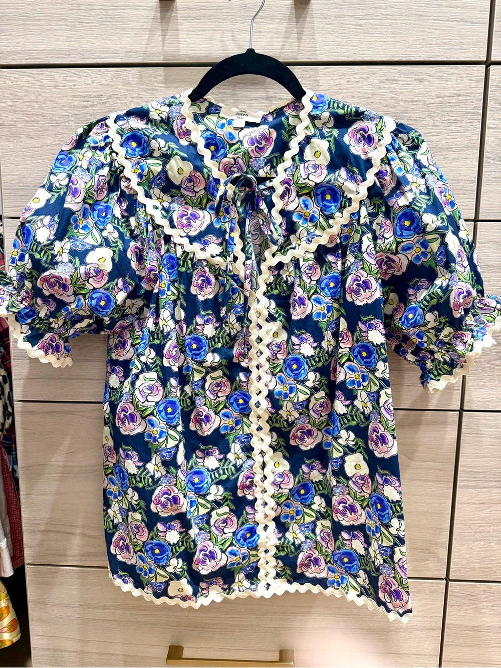 Boutique Entro Floral Puff-Sleeve Tie-Neck Top Navy Floral ric rack trim Sz S
